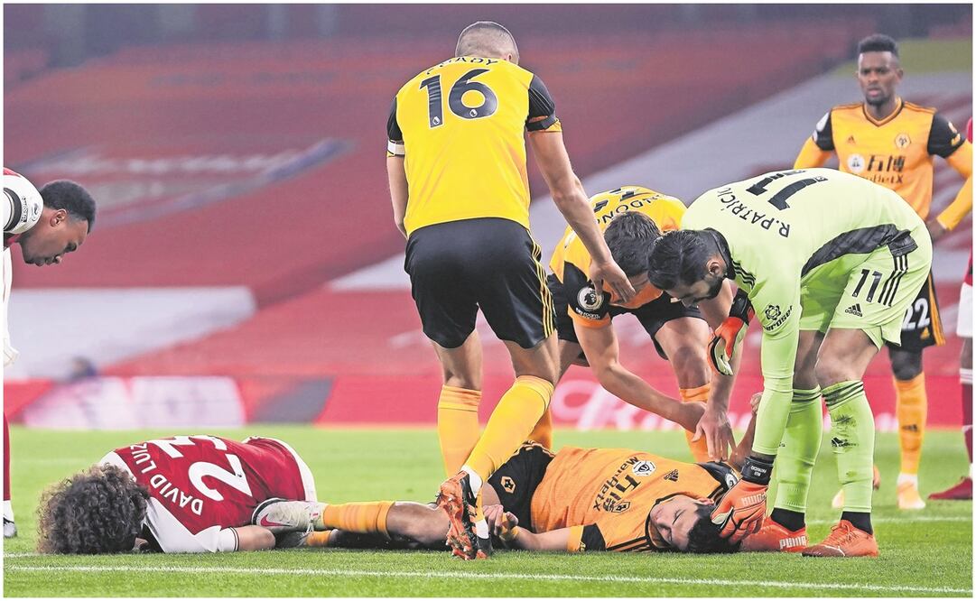 David Luiz y Raúl Jiménez luego del encontronazo / FOTO: El Gráfico