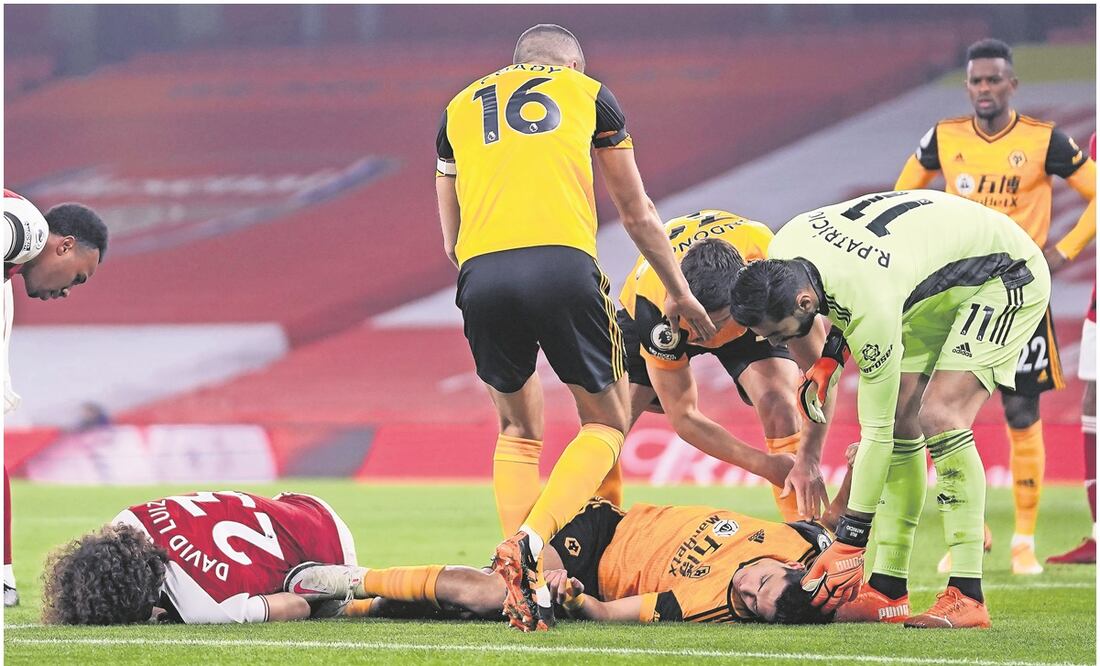 David Luiz y Raúl Jiménez luego del encontronazo / FOTO: El Gráfico