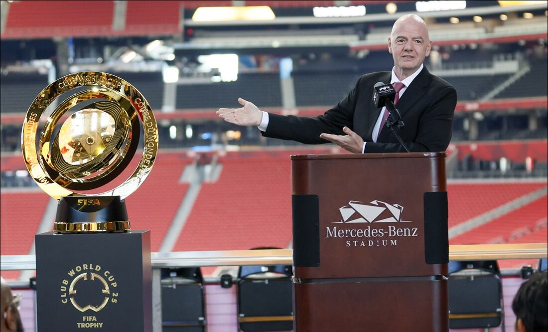 Gianni Infantino, presidente de la FIFA presume el trofeo del Mundial del Clubes. FOTO: AP