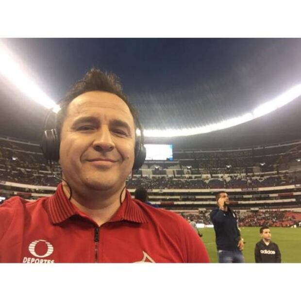 César Martínez es uno de los reporteros de cancha más recordados en la era de Televisa Deportes. Foto: Especial