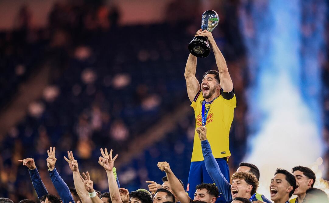 Henry Martín levantando la copa del Apertura 2024, tras conseguir el tricampeonato del América - Foto: Imago7