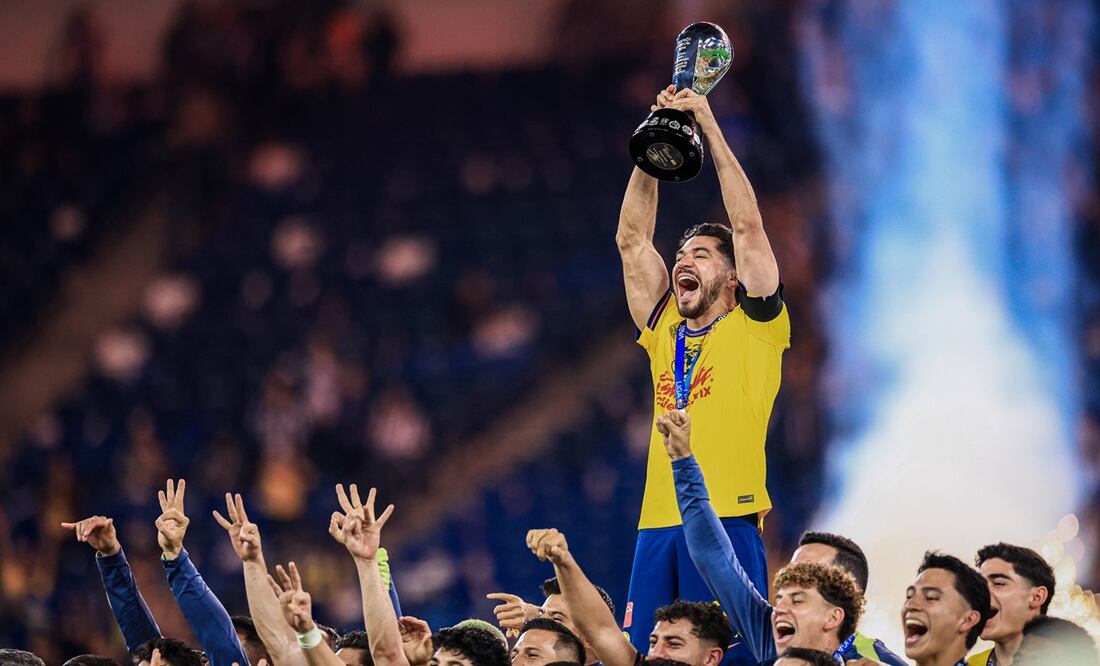 Henry Martín levantando la copa del Apertura 2024, tras conseguir el tricampeonato del América - Foto: Imago7