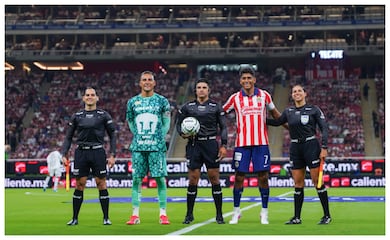 Chivas derrota a Pumas con doblete de Santiago Sandoval y es el nuevo líder del Apertura 2026