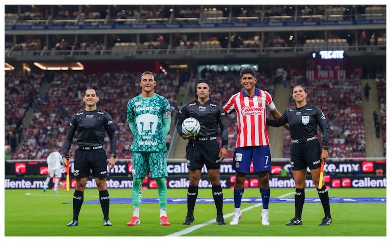 Chivas derrota a Pumas con doblete de Santiago Sandoval y es el nuevo líder del Apertura 2026