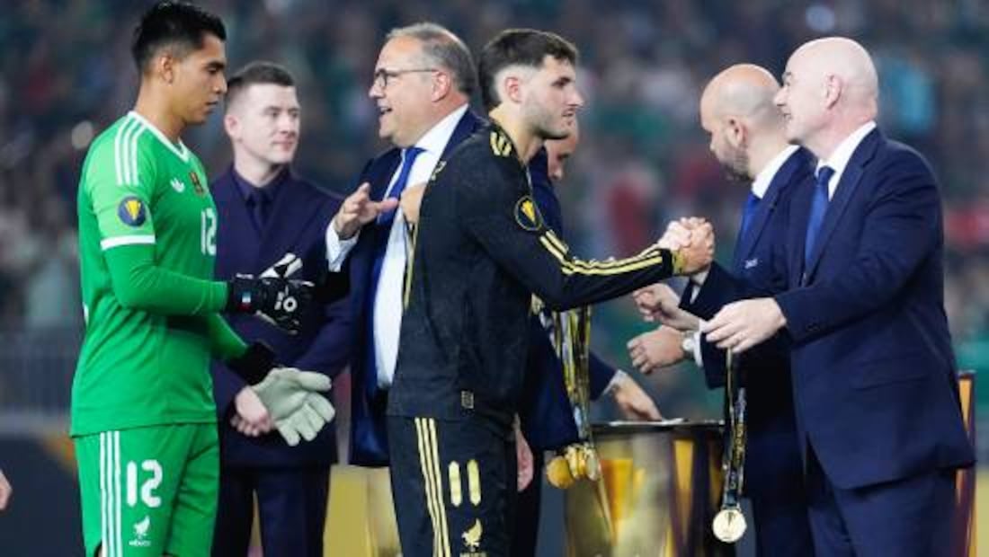 Gianni Infantino, presidente de la FIFA, le dio su medalla de campeón de Copa Oro a Santiago Giménez. Foto: Imago7