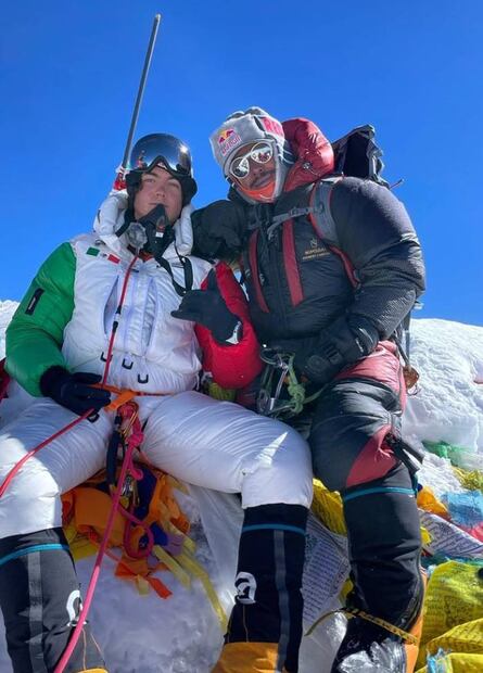 Joven mexicano conquista el Monte Everest y ¡toca el piano en la cima!