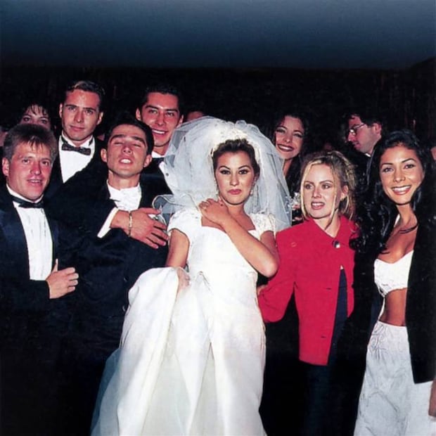 Miguel Herrera aparece sonriente junto a Sergio Mayer, Luisa Fernanda, Katia Llanos, Patricia Manterola, Víctor Noriega, Charly López y Pilar Montenegro. FOTO: Especial