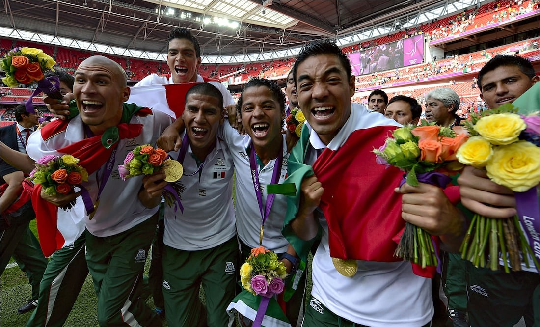 Jugadores de la Selección Mexicana celebran tras colgarse la medalla de oro en los Juegos Olímpicos de Londres 2012. FOTO: Imago7