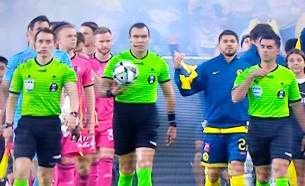 Los árbitros que fueron artífices de los títulos '14' y '15' del América estuvieron ayer en la cancha. Foto: Especial