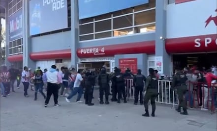 VIDEO: Barristas de Necaxa y Atlas protagonizan campal en la entrada del Estadio Victoria
