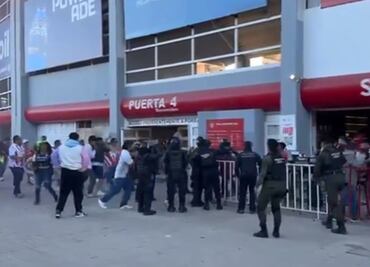 VIDEO: Barristas de Necaxa y Atlas protagonizan campal en la entrada del Estadio Victoria