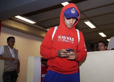 Ya se sabe cuál es el problema legal que generó que el Pocho Guzmán perdiera la titularidad en Chivas