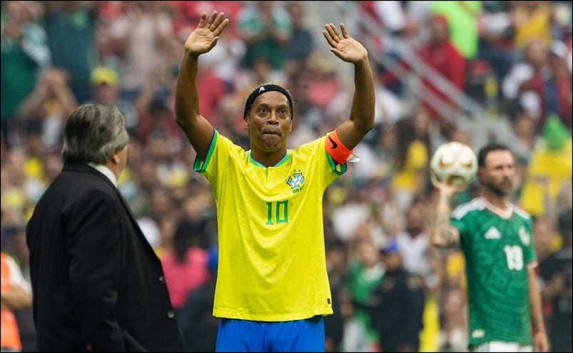 Ronaldinho volvió a hacer vibrar al Estadio Azteca; la afición se rindió ante el brasileño