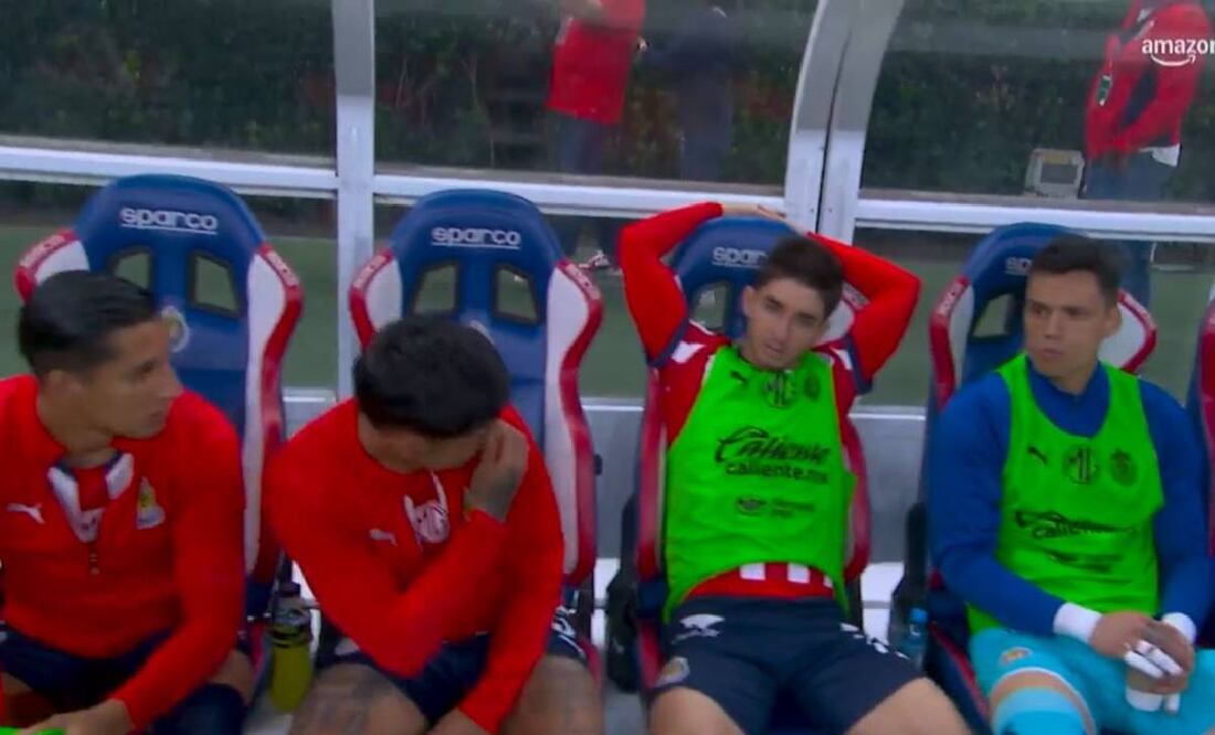 El Pocho Guzmán le jugó una broma que dejó mal parado al Cone Brizuela en la banca de Chivas. Foto: Especial