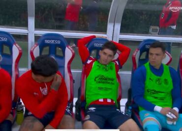 Pocho Gumzán le jugó una olorosa broma al Cone Brizuela en la banca de Chivas