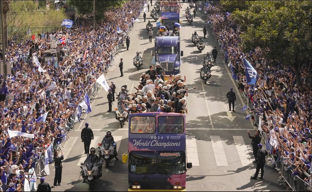 Peloteros y coaches de los Dodgers hicieron vibrar a la ciudad de Los Ángeles con su desfile y evento en su estadio. FOTO: EFE