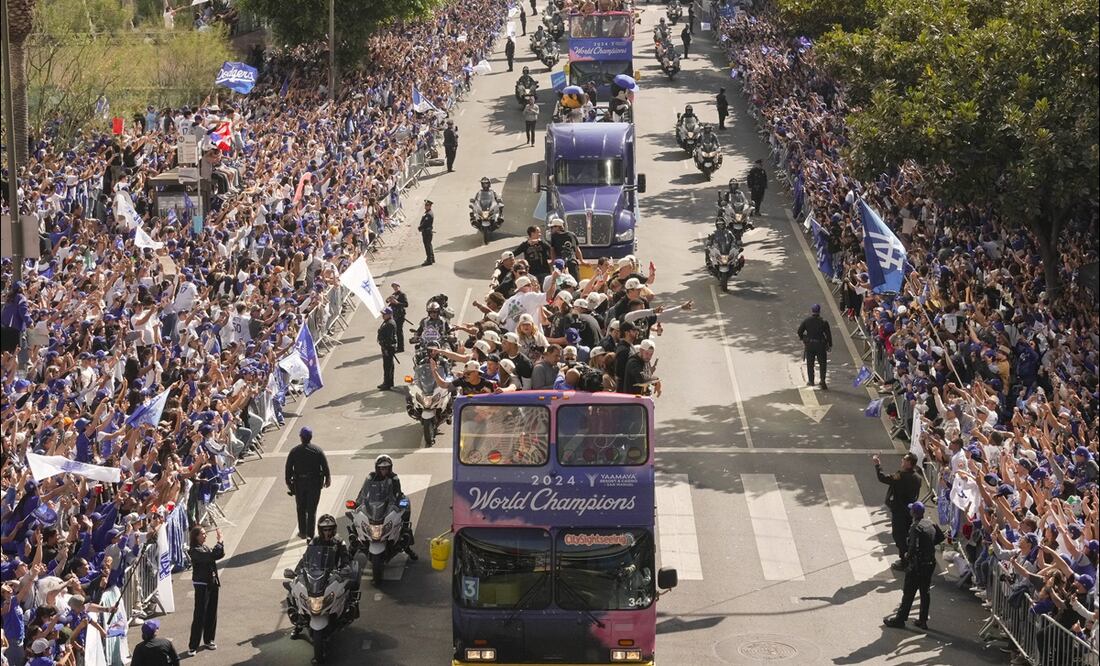 Peloteros y coaches de los Dodgers hicieron vibrar a la ciudad de Los Ángeles con su desfile y evento en su estadio. FOTO: EFE