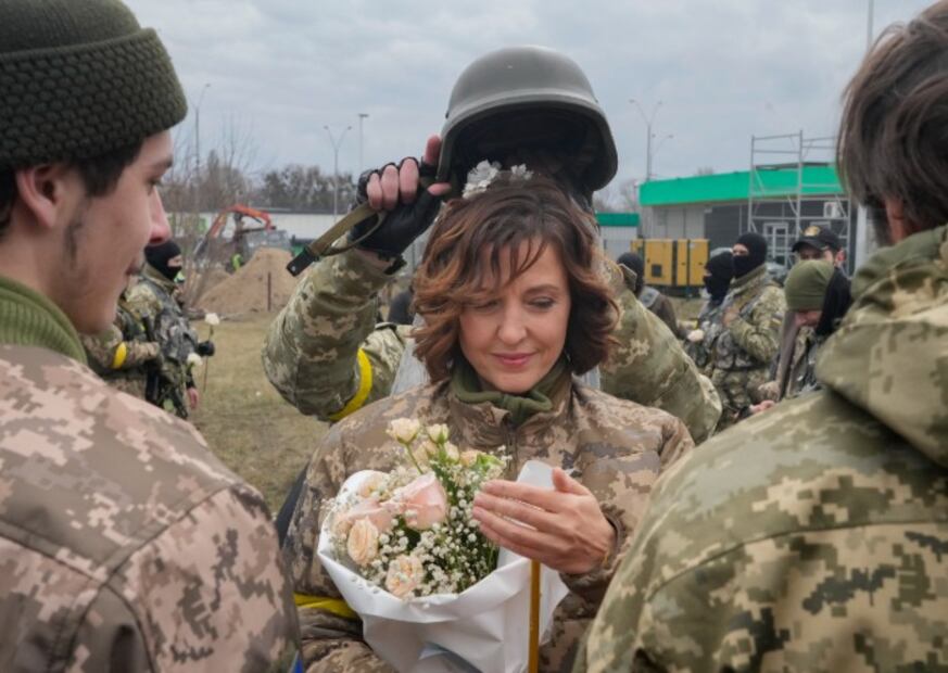 Soldados ucranianos se casan en medio de la guerra contra Rusia