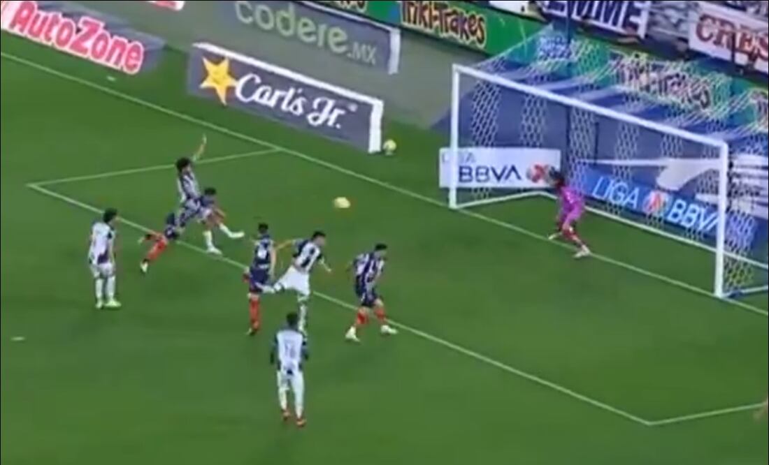 Sergio Ramos le ganó en la marca a un defensor de Santos y conectó de cabeza para anotar su primer gol en el futbol mexicano. FOTO: Captura