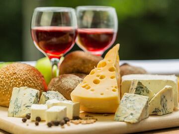 UNAM aprovecha residuos de vino y queso para producir electricidad limpia