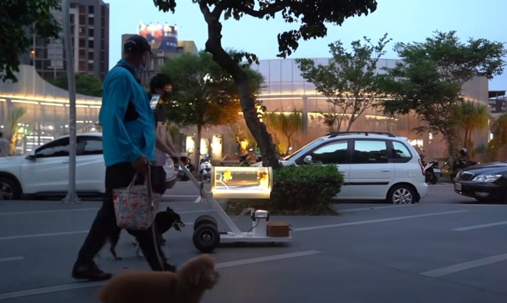 Youtuber crea coche-pecera especial para llevar a sus peces al parque