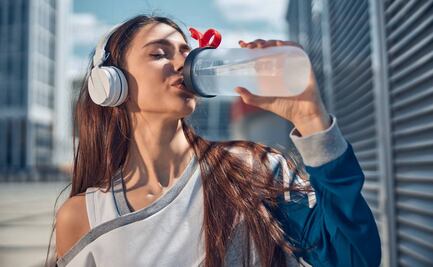 ¿Qué es el agua alcalina ionizada? Y los beneficios de hidratarnos bien