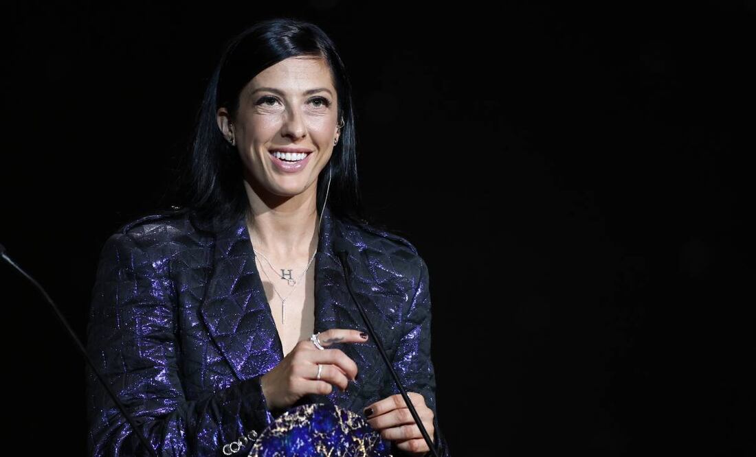 La jugadora se las Amazonas se sintió feliz de ser congratulada. Foto: EFE.