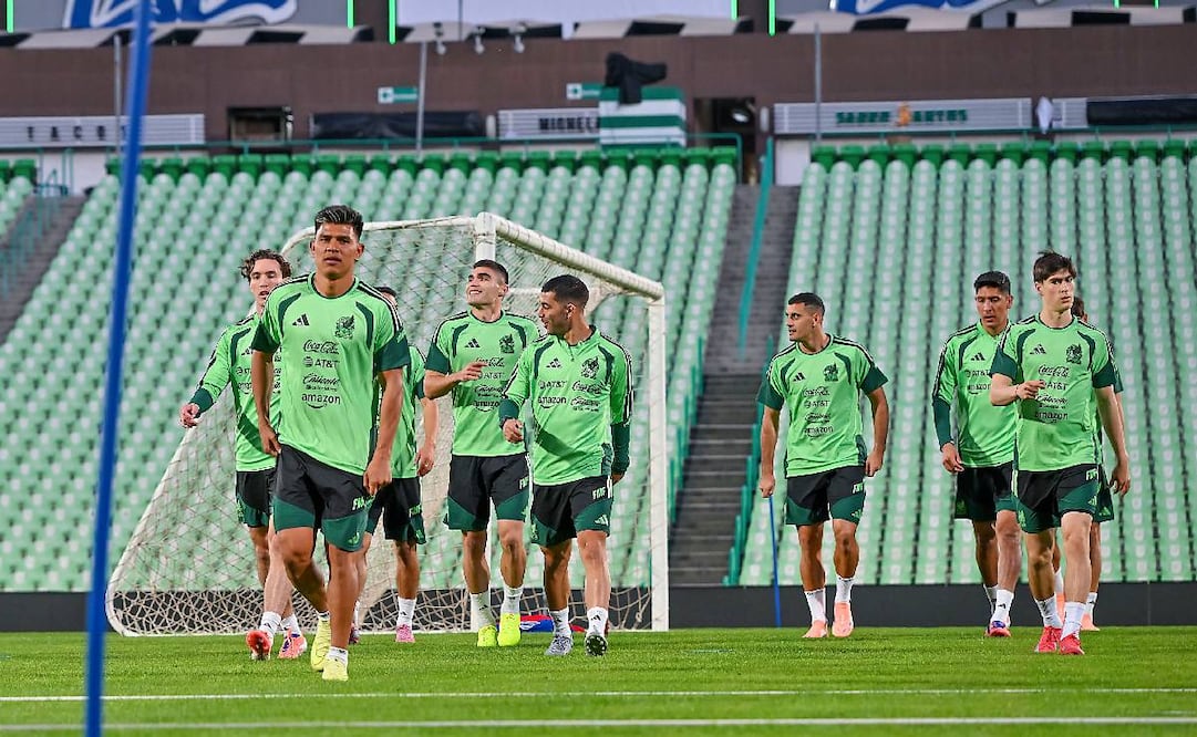 Jugadores de la Selección Mexicana entrenan en el TSM Corona previo a su choque ante Uruguay. FOTO: Imago7