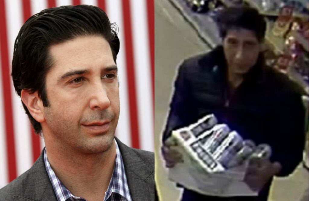 La policía de Blackpool, una localidad costera al noroeste de Inglaterra, compartió la imagen de un hombre cargando una caja de cerveza. Es sospechoso de robar varios objetos en un restaurante, pero además es igualito al actor de Friends. (Fotos: AP/Policía de Blackpool)