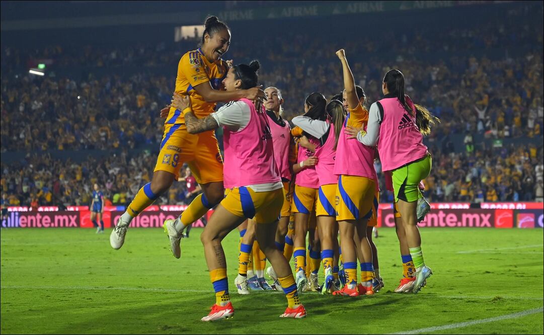 Jugadoras de los Tigres celebran uno de los goles anotados al América. FOTO: Imago7