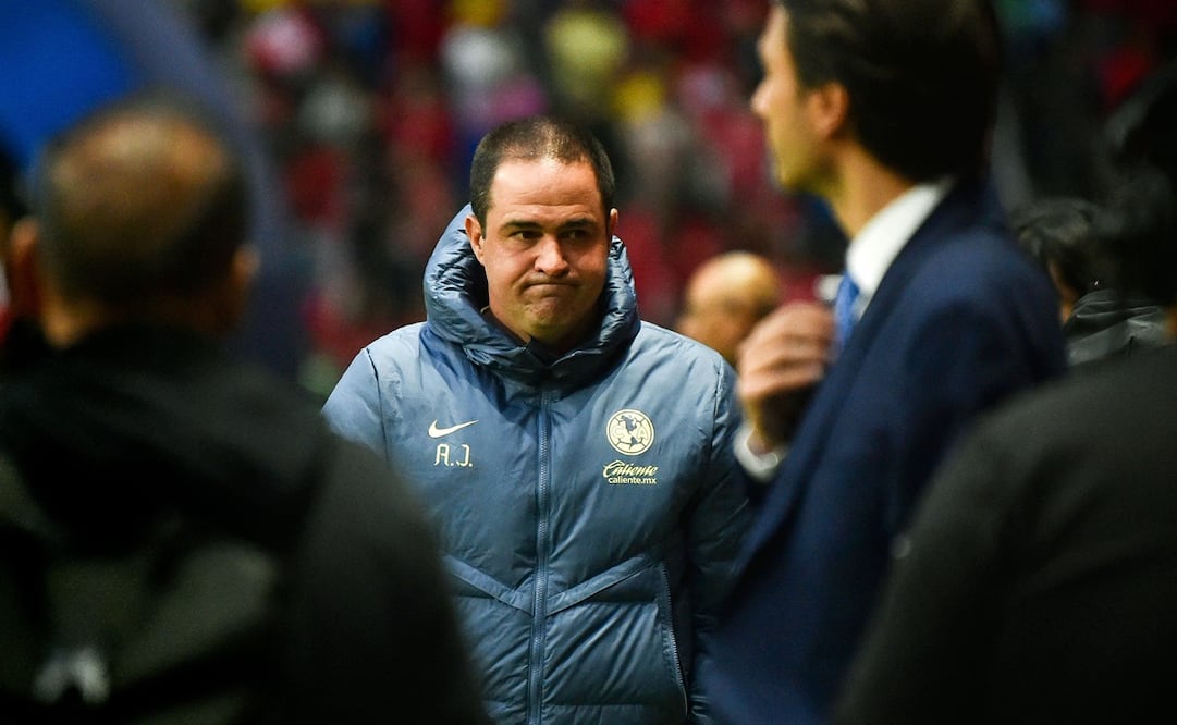 André Jardine abandonando el Estadio Nemesio Díez, tras la Final del Clausura 2025 entre América y Toluca - Foto: AFP