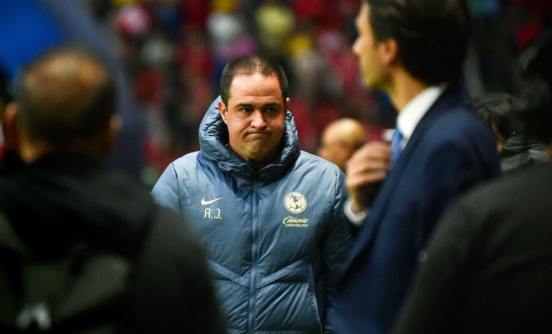 André Jardine abandonando el Estadio Nemesio Díez, tras la Final del Clausura 2025 entre América y Toluca - Foto: AFP