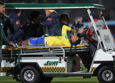 Neymar salió en camilla y llorando del Brasil-Uruguay