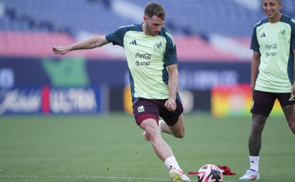 Santi Giménez afinando la puntería. Foto: Imago7.