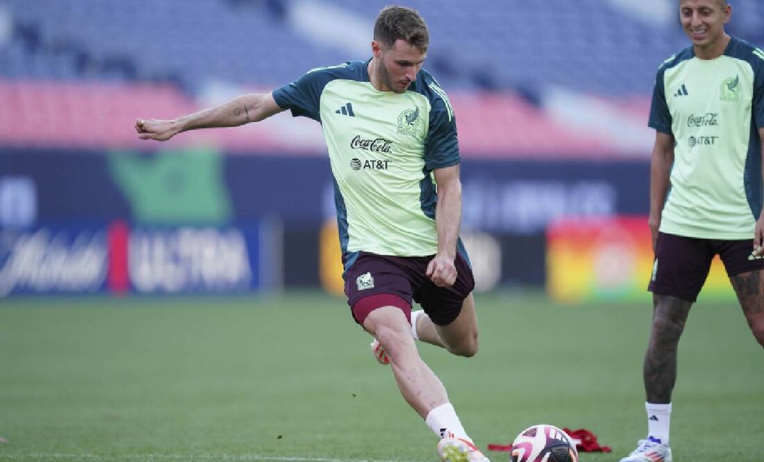 Santi Giménez afinando la puntería. Foto: Imago7.