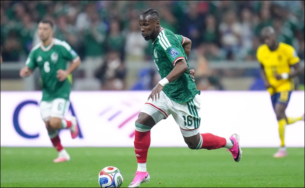 Julián Quiñones, durante el partido entre México y Ecuador. FOTO: Imago7