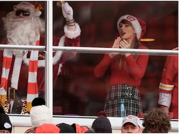 VIDEO: La Taylor Swift más navideña llegó con Santa Claus a apoyar a Travis Kelce