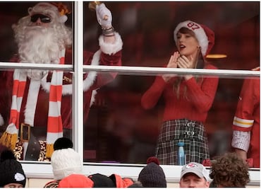 VIDEO: La Taylor Swift más navideña llegó con Santa Claus a apoyar a Travis Kelce