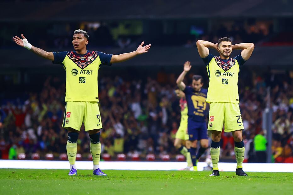 Ciudad de México, 27 de noviembre de 2021. Roger Martínez y Henry Martín en lamento, durante el partido de vuelta de los cuartos de final del torneo Grita México Apertura 2021 de la Liga BBVA MX, entre Águilas del América y los Pumas de la UNAM, celebrado en el Estadio Azteca. Foto: Imago7/Eloisa Sánchez 