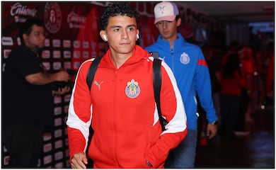 Richard Ledezma causa polémica por 'engancharse' con un camarógrafo en el Chivas vs Pumas