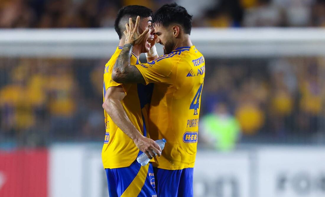 Brunetta festeja con Purata luego de que consiguió el gol del empate para Tigres contra Cruz Azul. Foto: Imago7