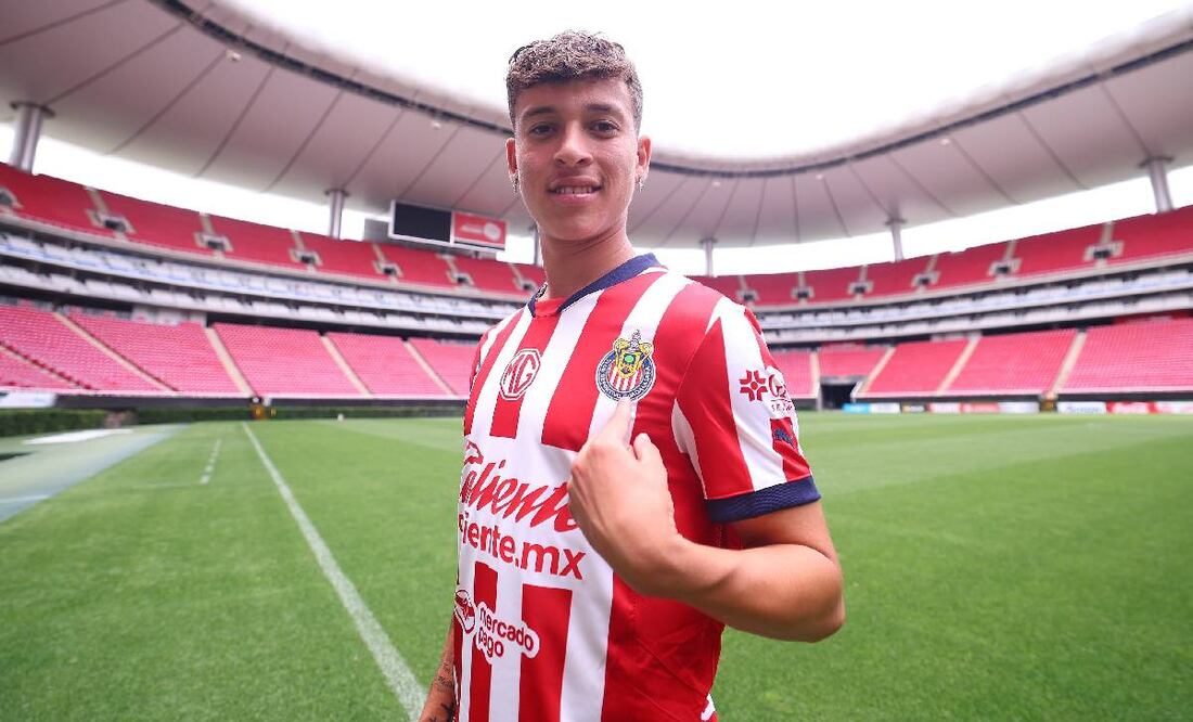 Fidel Barajas ya se puso la playera de Chivas y conoció el Estadio Akron. Foto: Chivas