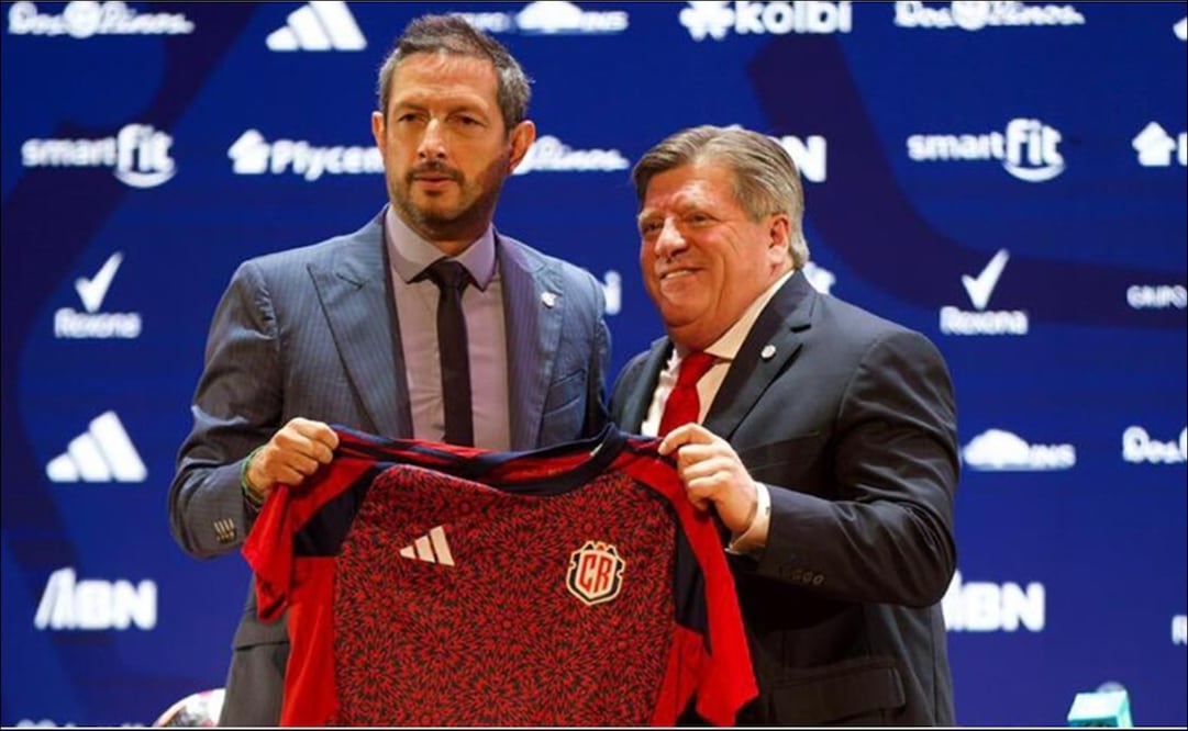 Miguel Herrera sostiene la playera de la selección de Costa Rica. FOTO: Especial