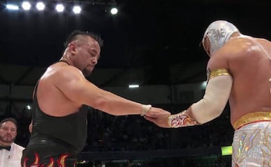 Místico deja sin cabellera a Averno en el 93 Aniversario del CMLL