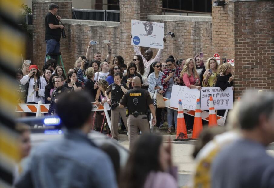 Fotos: Las muestras de cariño a Johnny Depp de sus fans durante el juicio contra Amber Heard