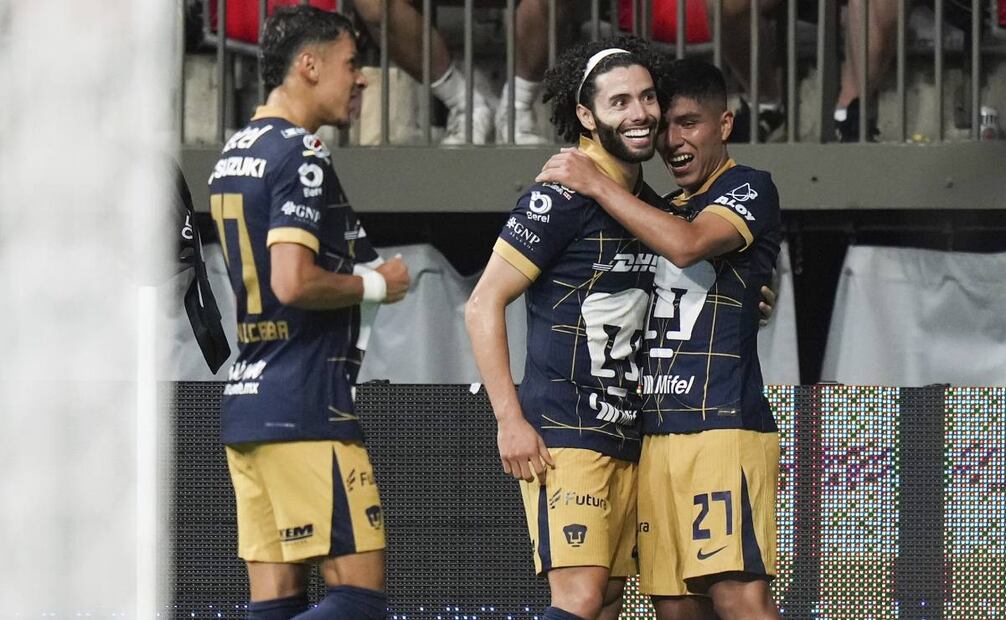 Huerta festejó efusivamente el pase de Pumas a la siguiente ronda. Foto: AP.