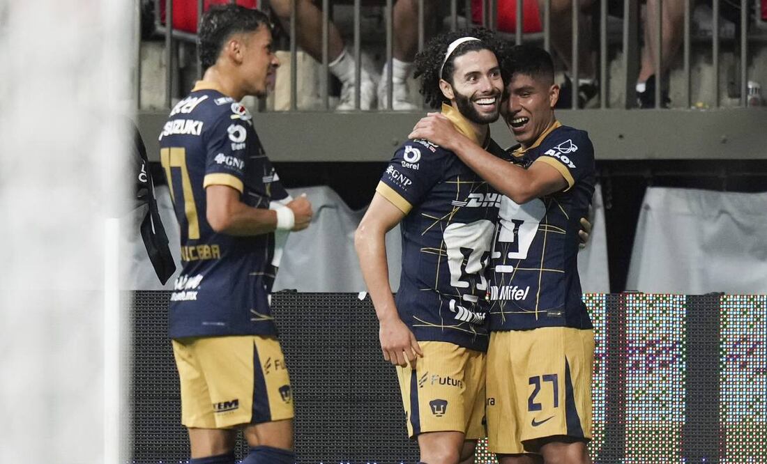 Huerta festejó efusivamente el pase de Pumas a la siguiente ronda. Foto: AP.