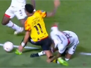 VIDEO: Exjugador de Rayados sufre brutal entrada en la Copa Libertadores
