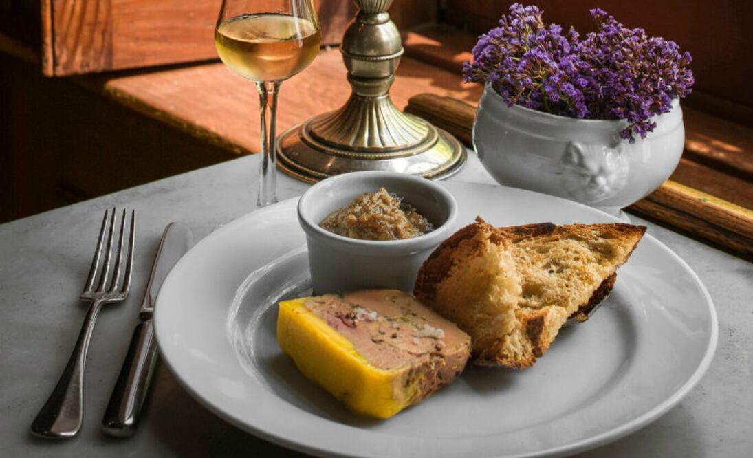 Un bocado de foie gras hace la pareja perfecta con la compota de membrillo y el pan crujiente. (Foto: Carolina Mejia/De10.mx)