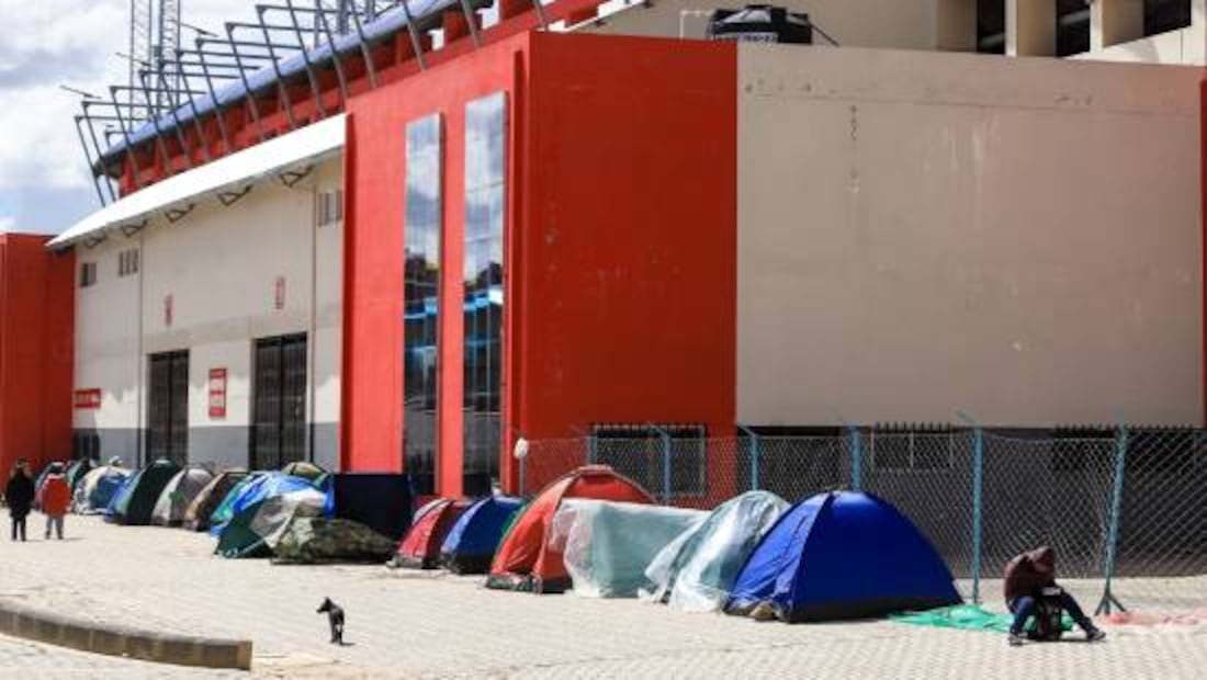 Las taquillas del Estadio Municipal De El Alto están llenas de tiendas de acampar. Foto: EFE